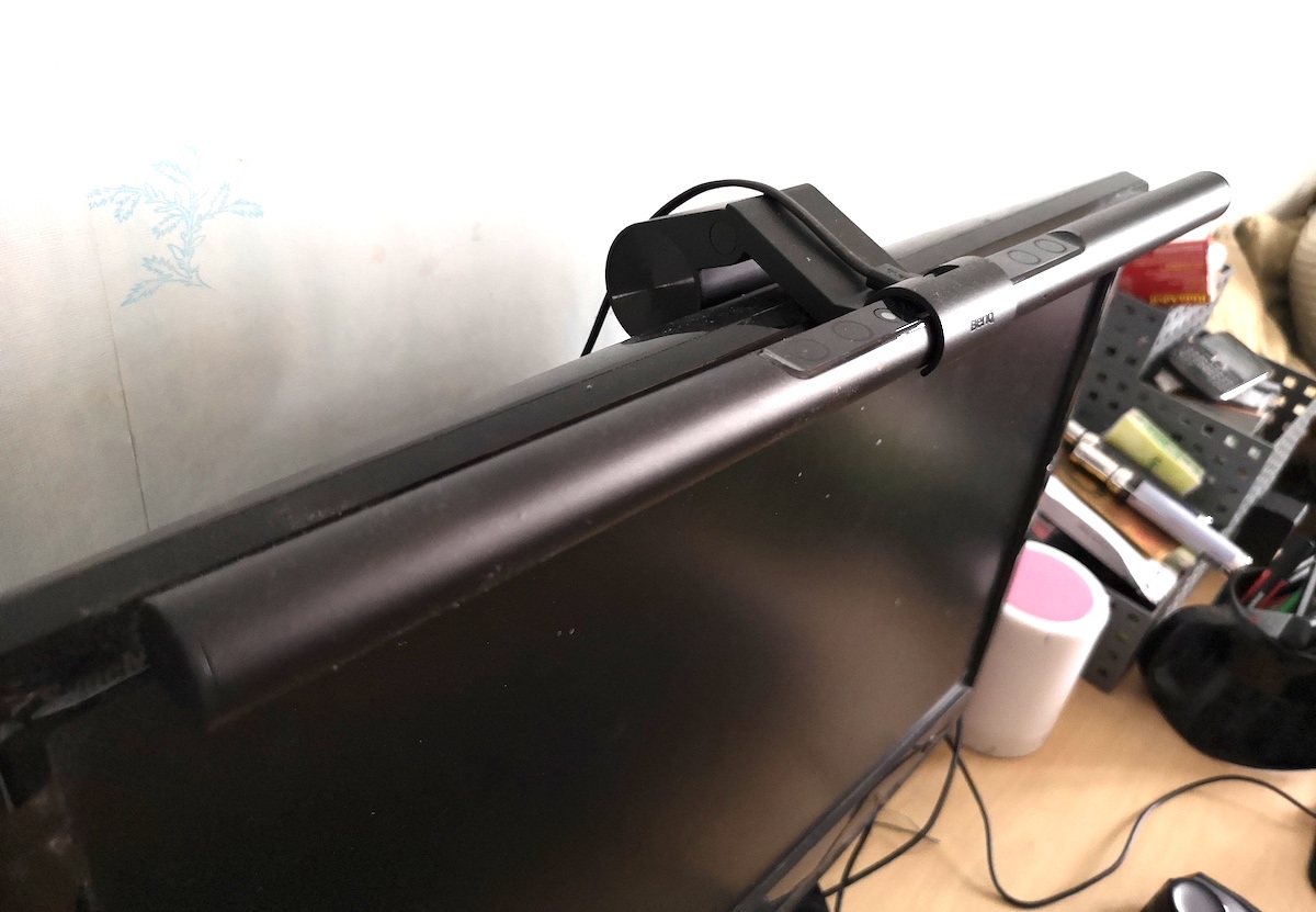 Test ScreenBar Plus de BenQ : la lampe de bureau LED qui sait se faire  oublier